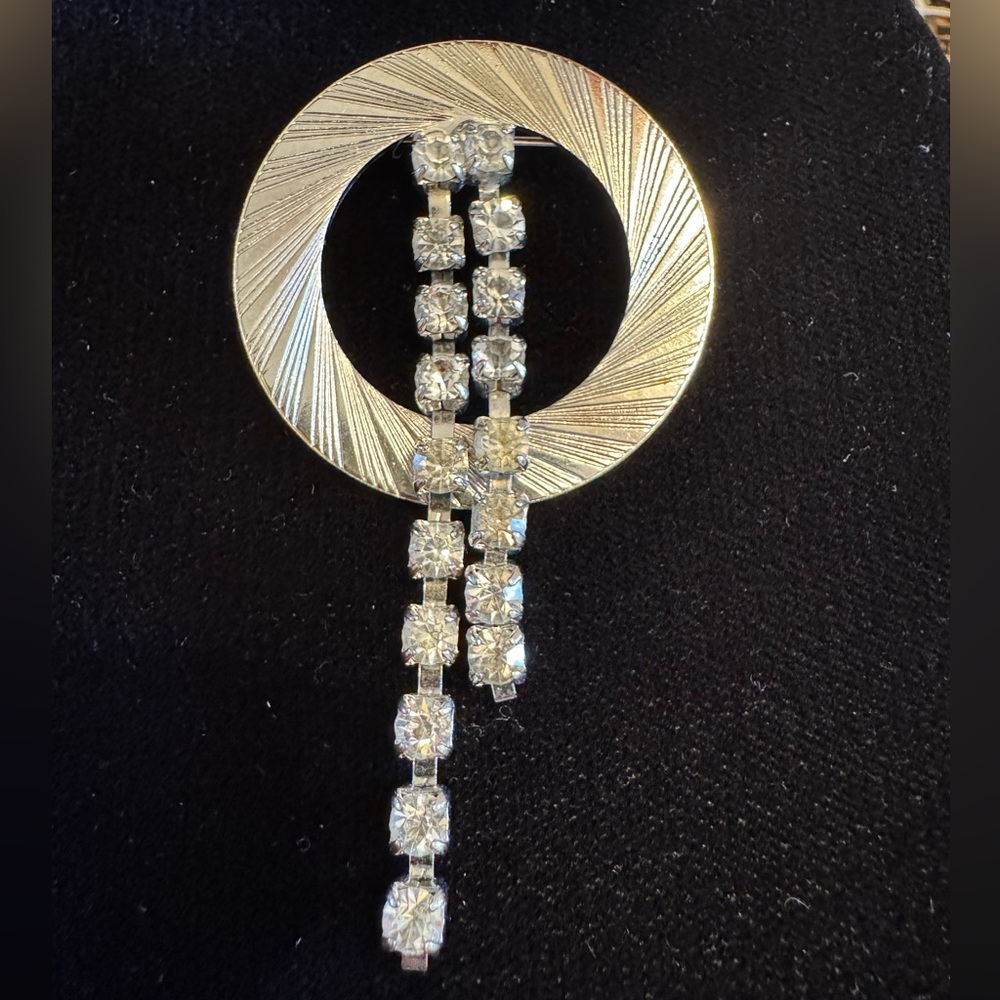 Silver tone ribbed wreath with dangling rhinestones